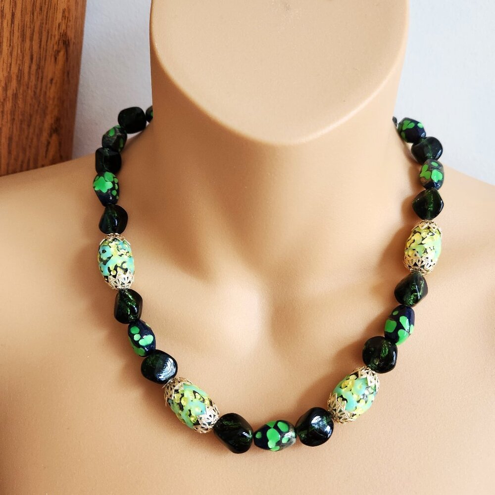 1950-60 -S VINTAGE MURANO?ART GLASS GREEN AND GOLD FOIL DECORATED NECKLACE .